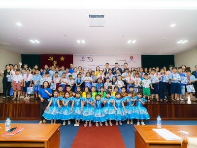 Ngân hàng Shinhan, thành đoàn TP.HCM tặng học bổng, quà cho học sinh nghèo vượt khó