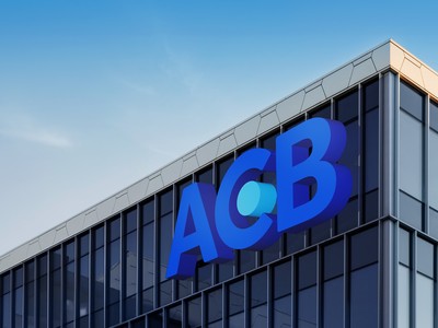 Đại diện KPMG trao thư xác nhận hoàn thành dự án cho ACB