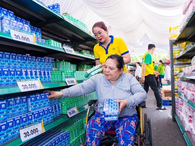 “Siêu thị mini 0 đồng” mang tết ấm xuân vui đến với hàng vạn người dân khó khăn