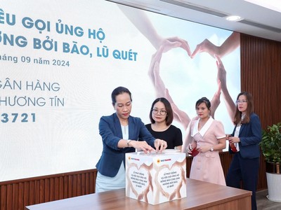 Ban lãnh đạo cùng cán bộ nhân viên Vietbank chung tay quyên góp ủng hộ đồng bào