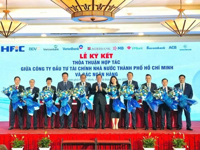 Ông Nguyễn Đức Thái Hân, Phó tổng giám đốc ACB (thứ 3 từ trái sang) tại lễ ký kết. Ảnh: HFIC