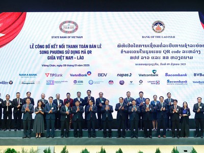 Thủ tướng Phạm Minh Chính và Thủ tướng Lào Sonexay Siphandone, các đồng chí lãnh đạo các bộ, ngành cùng các ngân hàng thương mại cổ phần hai nước tại buổi lễ