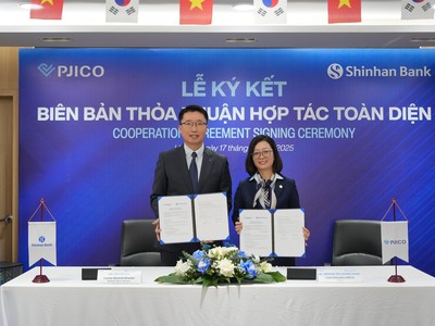 Ông Ryu Je Eun - Phó Tổng Giám đốc Ngân hàng Shinhan Việt Nam và Bà Nguyễn Thị Hương Giang - Tổng Giám đốc Công ty CP Bảo hiểm Petrolimex tại buổi lễ ký kết hợp tác