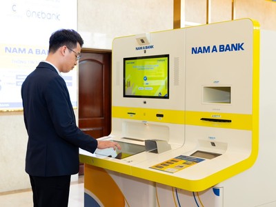 Khách hàng giao dịch tại Điểm giao dịch số tự động OneBank