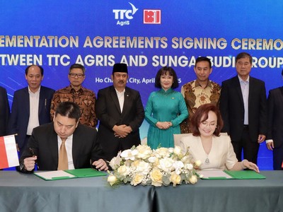Chủ tịch HĐQT TTC AgriS - Bà Đặng Huỳnh Ức My và Tổng giám đốc Tập đoàn Sungai Budi - Ông Oey Alfred thực hiện ký kết triển khai các thỏa thuận hợp tác theo Biên bản ghi nhớ hợp tác (MOU) đã ký trước đó vào tháng 03/2025 tại Jakarta, Indonesia.