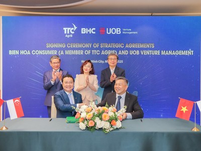 Ông Huỳnh Văn Pháp – Phó chủ tịch HĐQT BHC (ComC) và ông Thng Tien Tat – Executive Director UOBVM ký kết thỏa thuận hợp tác chiến lược