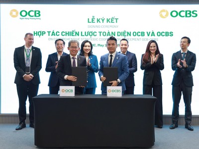 Ông Phạm Hồng Hải – Tổng Giám đốc OCB và Ông Nguyễn Đức Quân Tùng – Thành viên HĐQT kiêm Tổng Giám đốc OCBS đại diện ký kết thỏa thuận hợp tác chiến lược toàn diện