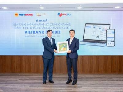 Ông Phạm Linh – Phó tổng giám đốc Vietbank (trái) trao quà lưu niệm cho ông Nguyễn Hữu Phúc - Phó tổng giám đốc VNPAY (phải) tại buổi lễ