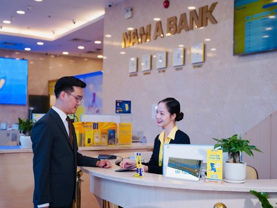 Khách hàng giao dịch tại Nam A Bank.