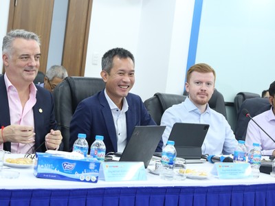 Nhóm chuyên gia đến từ mạng lưới toàn cầu của KPMG (từ trái sang): Ông Antony Ruddenklau – Trưởng Bộ phận FinTech Toàn cầu, Trưởng Khối Dịch vụ Tài chính, KPMG Singapore; Ông Phạm Đỗ Nhật Vinh – Trưởng Khối Tư vấn Ngành Tài chính – Ngân hàng, KPMG Việt Nam; Ông Dan Marsh – Phó Giám đốc – Trưởng Bộ phận Trung tâm Ngân hàng Số Toàn cầu, KPMG Toàn cầu; Ông Saurabh Shukla – Trưởng Bộ phận Hiện đại hóa Core Banking Toàn cầu, KPMG Úc.