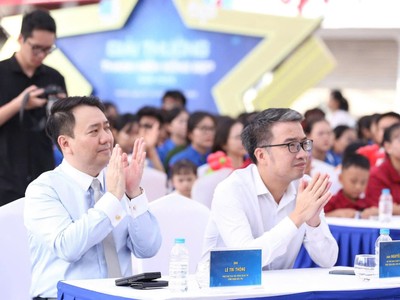 Ông Nguyễn Tường Lâm - Bí thư Trung ương Đoàn Thanh niên, Chủ tịch Hội Liên hiệp Thanh niên Việt Nam và Ông Lê Trí Thông - Phó chủ tịch HĐQT, Tổng giám đốc PNJ tại sự kiện sáng nay