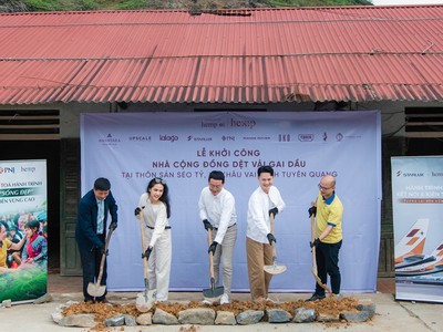 Đại diện PNJ cùng các đơn vị thực nghi thức Khởi công Nhà cộng đồng Dệt vải gai dầu (Ảnh: Ban tổ chức)