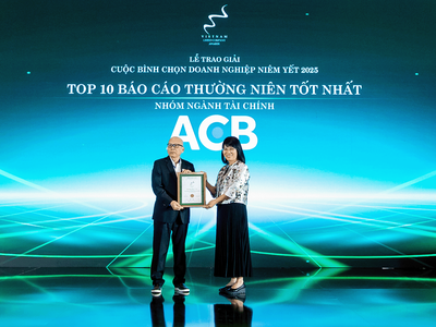 Ông Đàm Văn Tuấn - Phó Tổng giám đốc ACB nhận giải thưởng tại VLCA 2025.