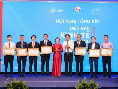 Dịp này, các đơn vị đã có đóng góp nổi bật cho Diễn đàn Kinh tế TPHCM, trong đó có Nam A Bank, giai đoạn 2018-2024, đã nhận bằng khen của Chủ tịch UBND TP.HCM.