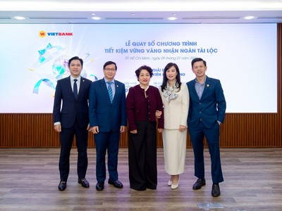 Sự kiện có sự tham dự của Bà Bùi Hoàng Yến - Đại diện Cục Xúc tiến thương mại phía Nam (đứng giữa ảnh) cùng bà Trần Tuấn Anh – Tổng Giám đốc Vietbank (thứ hai từ phải sang) cùng đại diện Ban lãnh đạo ngân hàng