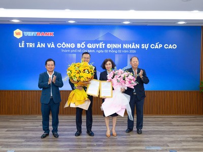 Hội đồng Quản trị trao quyết định bổ nhiệm cho ông Lê Thanh Quý Ngọc - Quyền Tổng giám đốc và bà Trần Thị Ngọc Lý - Phó tổng giám đốc Vietbank