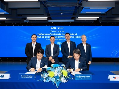 Ông Ngô Tấn Long - Phó tổng giám đốc ACB ký kết hợp tác với ông Nguyễn Hữu Phúc - Phó tổng giám đốc VNPAY.