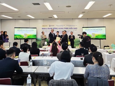 Đại diện Nam A Bank ký kết hợp tác cùng Liên hiệp hội Người Việt Nam tại Nhật Bản (VUAJ).