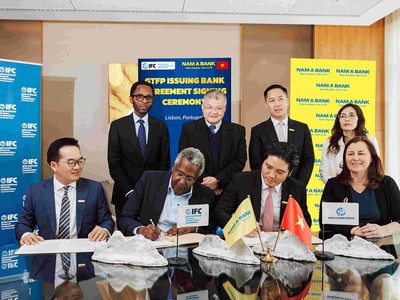 Ông Trần Khải Hoàn - Thành viên HĐQT kiêm Quyền Tổng giám đốc Nam A Bank và đại diện Lãnh đạo cấp cao IFC ký kết hợp tác.