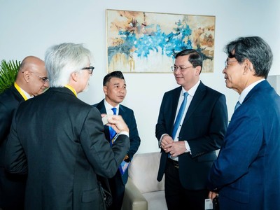 Lãnh đạo HDBank trao đổi với nhà đầu tư bên lề Diễn đàn