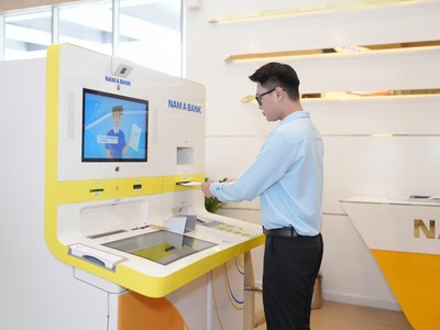 Khách hàng giao dịch tại Điểm giao dịch số OneBank.