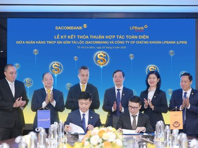 Ông Nguyễn Minh Tâm – Phó Tổng Giám đốc SACOMBANK (trái) và ông Hoàng Việt Anh – Tổng Giám đốc LPBS (phải) thực hiện ký kết thỏa thuận hợp tác.