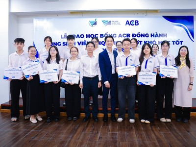 Chủ tịch ACB Trần Hùng Huy trao học bổng cho sinh viên tại Đại học Quốc gia TPHCM.