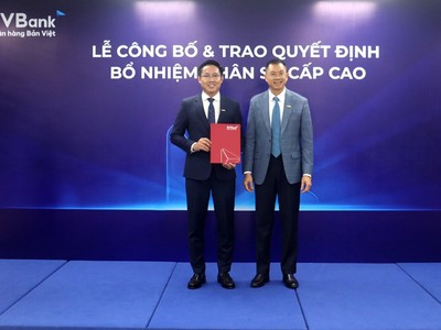 Ông Lý Hoài Văn - Tổng giám đốc BVBank (bên phải) trao Quyết định bổ nhiệm đến ông Nguyễn Đăng Di - Giám đốc Khối KHCN (bên trái)