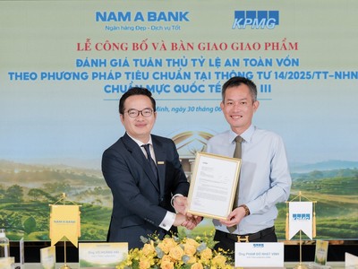 Đại diện KPMG trao thư xác nhận hoàn thành giao phẩm quan trọng này đến đại diện Nam A Bank.