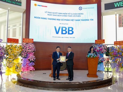 Ông Dương Nhất Nguyên - Chủ tịch HĐQT Vietbank nhận quyết định niêm yết từ ông Trịnh Sơn Hồng - Quyền Chủ tịch Sở GDCK TP.HCM