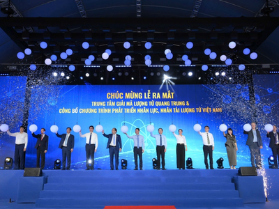 Các đại biểu thực hiện nghi thức ra mắt Trung tâm Giải mã lượng tử Quang Trung.