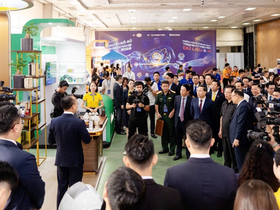 Ông Phạm Đức Ấn - Thống đốc NHNN, tham quan gian trưng bày công nghệ Nam A Bank.