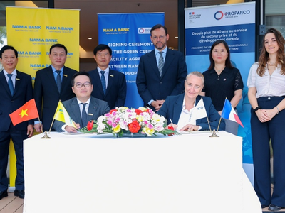 Ông Võ Hoàng Hải – Phó Tổng giám đốc Nam A Bank và Bà Rebecca Benhamou, Giám đốc đầu tư cao cấp của Proparco ký kết thỏa thuận dưới sự chứng kiến của ông Julien Seillan - Giám đốc quốc gia AFD và Lãnh đạo hai bên.