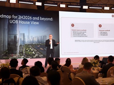 Ông Suan Teck Kin, Giám đốc Khối Nghiên cứu thị trường và Kinh tế toàn cầu, Ngân hàng UOB Singapore chia sẻ sự kiện "Triển vọng Đầu tư Giữa năm 2026", diễn ra tối ngày 17/9 tại TP.HCM. 