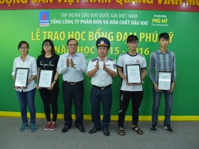 DPM trao gần 350 suất học bổng Đạm Phú Mỹ 2015-2016