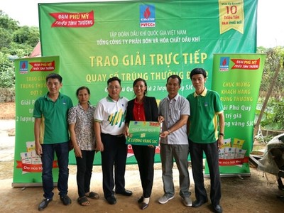 Đại diện PVFCCo trao thưởng và chia vui với khách hàng may mắn.