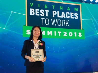 Bà Nguyễn Thị Ngọc Tuyết, Giám đốc nhân sự Công ty cổ phần Xây dựng Coteccons nhận chứng nhận nơi làm việc tốt nhất
