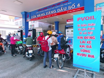 Tuyên truyền “Vì bản thân, vì gia đình, vì xã hội, xin đừng lái xe khi đã uống rượu bia” tại một cây xăng PVOIL