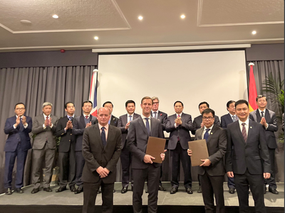 Lãnh đạo BCG Energy (bên phải) trong lễ ký kết với Siemens Gamesa Renewable Energy có sự chứng kiến của Thủ tướng Chính phủ Việt Nam và các đại biểu.