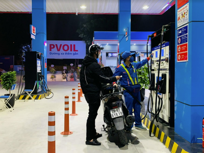 Nhân viên CHXD PVOIL đang phục vụ khách hàng