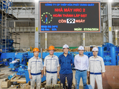Chủ tịch Tập đoàn Hòa Phát Trần Đình Long chụp ảnh cùng Ban giám đốc Công ty, Ban giám đốc Nhà máy QSP và Trưởng Ban Dự án Hòa Phát Dung Quất 2 tại bảng đếm ngược Nhà máy HRC 2 hoàn thành lắp đặt còn 99 ngày