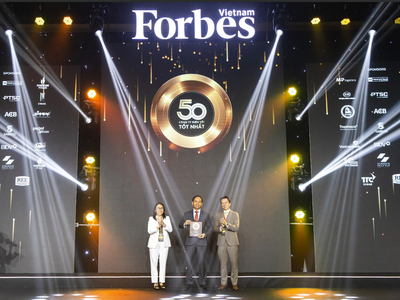 Ông Văn Viết Sơn, Giám đốc Điều hành Nam Long Land, Tập đoàn Nam Long nhận Chứng nhận giải thưởng