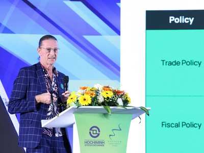 Ông Dominic Scriven trình bày về dự báo tăng trưởng kinh tế năm 2025. Ảnh: Lê Toàn