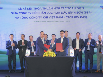 Ông Nguyễn Phúc Tuệ, Phó tổng giám đốc PV GAS và ông Trần Thái Bảo, Phó tổng giám đốc BSR đã thực hiện nghi lễ ký kết Thỏa thuận với sự chứng kiến của lãnh đạo hai bên