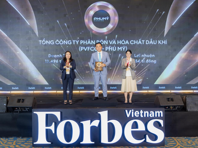 Ông Nguyễn Xuân Hòa – Chủ tịch HĐQT Phú Mỹ - PVFCCo nhận Danh hiệu Top 50 công ty niêm yết tốt nhất Việt Nam 2025.