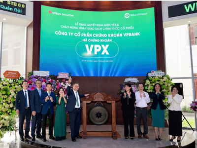 Tổng Giám đốc VPBankS Vũ Hữu Điền tiến hành nghi thức đánh cồng khai trương phiên giao dịch đầu tiên của VPX trên HoSE