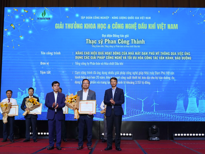 Tổng giám đốc PVFCCo -Phú Mỹ ông Phan Công Thành đại diện đồng tác giả nhận giải
