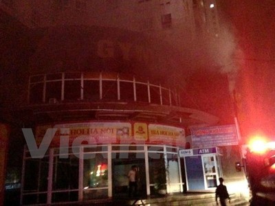 hoảng 22 giờ, một vụ cháy đã xảy ra tại tòa chung cư Vimeco nằm trên đường Nguyễn Chánh (Cầu Giấy). (Ảnh: Minh Sơn/Vietnam+)