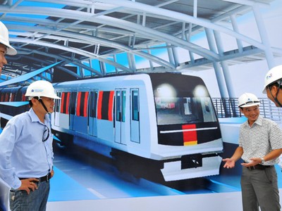 Các kỹ sư Việt Nam và Nhật Bản bên hình phối cảnh con tàu của tuyến đường sắt đô thị số 1 Bến Thành - Suối Tiên, TP.HCM. Ảnh: Minh Đức/tuoitre.vn