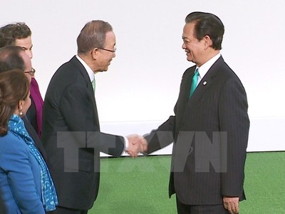 Tổng Thư ký Liên hợp quốc Ban Ki Moon đón Thủ tướng Nguyễn Tấn Dũng. (Ảnh: Vietnam+)